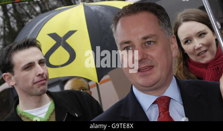 Il primo ministro scozzese Jack McConnell ha la sua passeggiata elettorale al Loch Lomond Shores Complex a Balloch, Scozia, dirottato dai sostenitori della SNP. Foto Stock