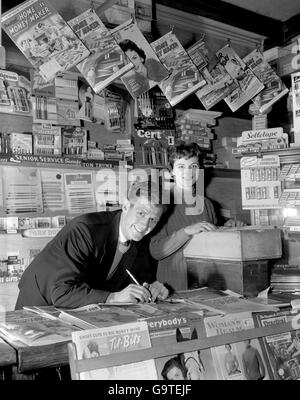 Calcio - Ronnie Clayton. Blackburn Rovers e il capitano inglese Ronnie Clayton con sua moglie Valerie ai loro newsagents a Darwen, Lancashire. Foto Stock