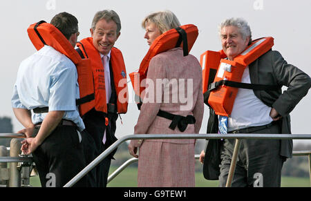 Il primo ministro britannico Tony Blair (secondo a sinistra) fa un viaggio in barca con (da sinistra) il marinaio Gary Solomon, il membro dell'Assemblea Tamsin Dunwoody e il primo ministro Rhodri Morgan durante una visita a Milford Haven a Pembrokeshire, Galles. Foto Stock