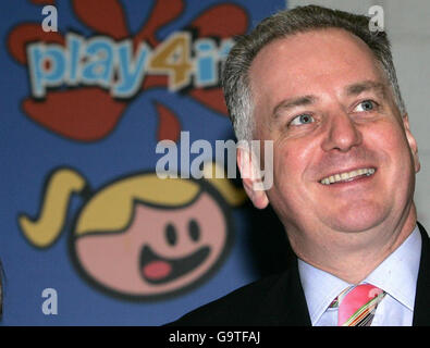 Primo Ministro Jack McConnell durante una visita al Crags Sports Centre di Edimburgo. Foto Stock