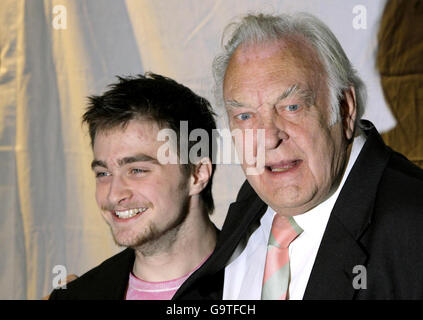 Sir Donald Sinden (a destra) e Daniel Radcliffe durante una fotocellula allo Str Theatre Book Prize presso il Theatre Museum di Covent Garden, nel centro di Londra. Foto Stock