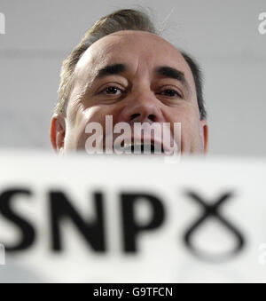 Il leader del Partito Nazionale Scozzese Alex Salmond lancia il manifesto elettorale del suo partito, il Craiglockhart Campus della Napier University a Edimburgo. Foto Stock