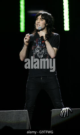 Noel Fielding si esibisce durante il concerto della commedia Teenage Cancer Trust presso la Royal Albert Hall nel centro di Londra. Foto Stock