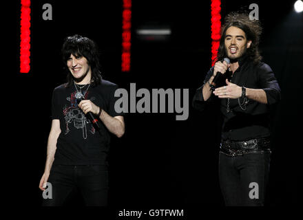 Russell Brand e Noel Fielding si esibiscono durante il concerto della commedia Teenage Cancer Trust presso la Royal Albert Hall nel centro di Londra. Foto Stock