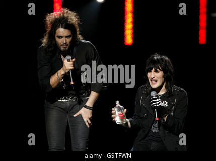 Russell Brand e Noel Fielding si esibiscono durante il concerto della commedia Teenage Cancer Trust presso la Royal Albert Hall nel centro di Londra. Foto Stock