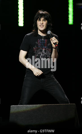 Noel Fielding si esibisce durante il concerto della commedia Teenage Cancer Trust presso la Royal Albert Hall nel centro di Londra. Foto Stock