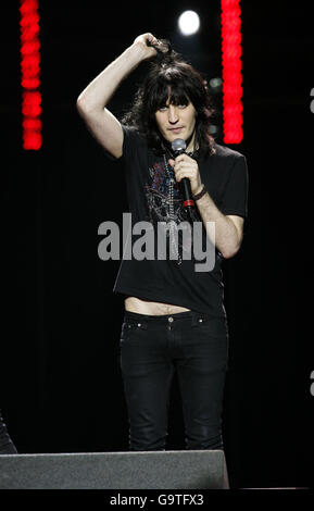 Noel Fielding si esibisce durante il concerto della commedia Teenage Cancer Trust presso la Royal Albert Hall nel centro di Londra. Foto Stock