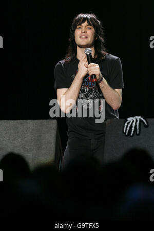 Noel Fielding si esibisce durante il concerto della commedia Teenage Cancer Trust presso la Royal Albert Hall nel centro di Londra. Foto Stock