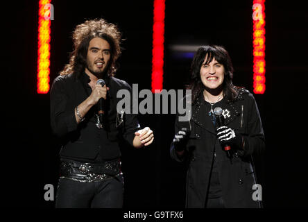 Russell Brand e Noel Fielding si esibiscono durante il concerto della commedia Teenage Cancer Trust presso la Royal Albert Hall nel centro di Londra. Foto Stock