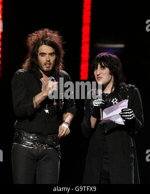 Russell Brand e Noel Fielding si esibiscono durante il concerto della commedia Teenage Cancer Trust presso la Royal Albert Hall nel centro di Londra. Foto Stock