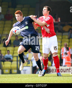 Southend's Matt Harrold (a sinistra) e Barnley's Anthony Kay battaglia per la palla durante la partita del Coca-Cola Football Championship al Roots Hall Stadium di Southend. Foto Stock