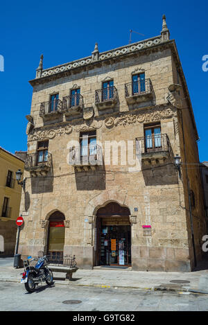 Motociclo nella parte anteriore della facciata principale della Casa de los Cueto in Ciudad Rodrigo, Salamanca. Spagna. Foto Stock