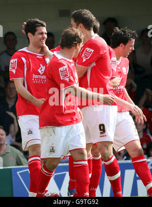 Daniel Nardiello di Barnsley festeggia dopo aver segnato durante la partita del Coca-Cola Football Championship al Roots Hall Stadium di Southend. Foto Stock