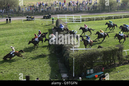 Bewleys Berry e Jockey Paddy Brennan (a sinistra) cadono mentre guidano il campo a Bechers Brook nel Grand National di John Smith all'Ippodromo di Aintree, Liverpool. Foto Stock