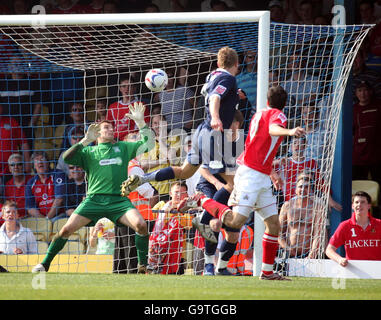 Daniel Nardiello di Barnsley (non pitcured) segna il suo secondo gol durante la partita del Coca-Cola Football Championship al Roots Hall Stadium di Southend. Foto Stock