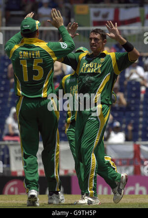 Andre Nel (a destra), in Sudafrica, celebra il wicket di Monty Panesar in Inghilterra durante la partita della ICC Cricket World Cup presso Kensington Oval, Bridgetown, Barbados. Foto Stock