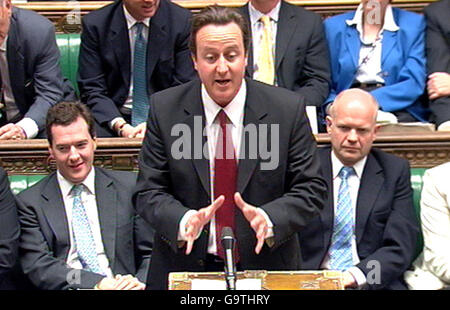 Il leader del partito conservatore David Cameron parla durante le interrogazioni del primo Ministro alla Camera dei Comuni, Londra. Foto Stock