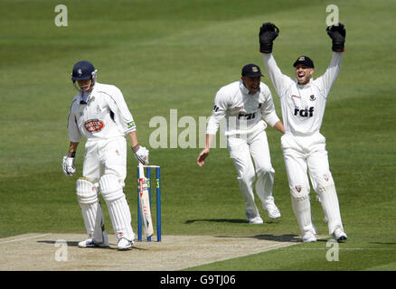 Il capitano del Sussex Chris Adams (centro) e il guardiano del wicket Matt celebrano in precedenza il Kent's Joe Dilly (a sinistra) è catturato da Richard Montomerie durante la partita della Liverpool Victoria County Championship Division 1 al County Cricket Ground, Hove. Foto Stock