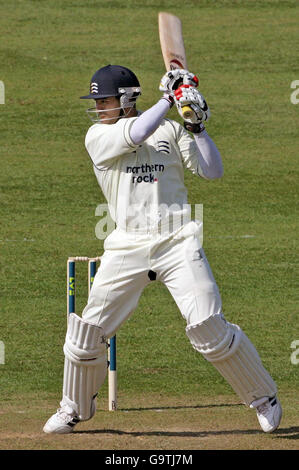 Il Middlesex batsman Owais Shah continua a segnare 50 punti durante il Liverpool Victoria County Championship Division Two match al County Ground di Taunton. Foto Stock