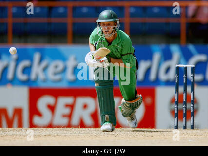 William Porterfield irlandese in azione durante la partita dei Super Eights della Coppa del mondo ICC Cricket contro lo Sri Lanka allo Stadio Nazionale di St Georges, Grenada. Foto Stock