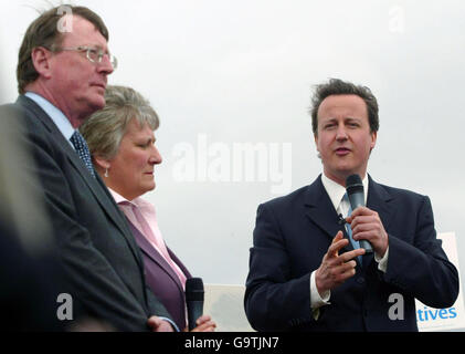 (Da sinistra a destra); l'ex leader unionista dell'Ulster e il nuovo peer di Tory Lord Trimble e il leader conservatore scozzese Annabel Goldie ascoltano come il leader del Partito conservatore David Cameron affronta un incontro a Gretna Green. Foto Stock