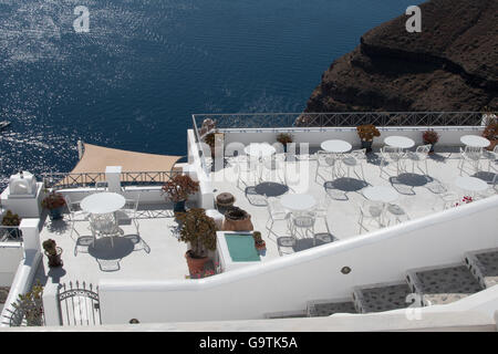 Le tabelle che figurano sulla terrazza in Fira sull'isola greca di Santorini (Thira) Foto Stock