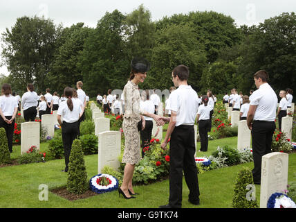 La Duchessa di Cambridge soddisfa britannica e francese a scuola i bambini dalla guerra graves, durante la commemorazione del centenario della Battaglia delle Somme presso la Commissione delle tombe di guerra del Commonwealth Thiepval Memorial in Thiepval, Francia, dove 70.000 British and Commonwealth soldati con noto alcun grave sono commemorati. Foto Stock