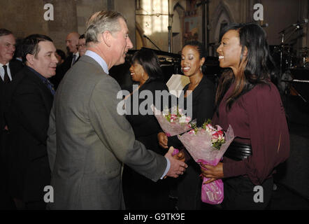 Il Principe del Galles è accompagnato dal musicista Jools Holland (seconda a sinistra) mentre incontra il cantante Beverley Knight alla Cattedrale di Rochester - dove ha cantato oggi accanto ai Choristers delle cattedrali. Foto Stock