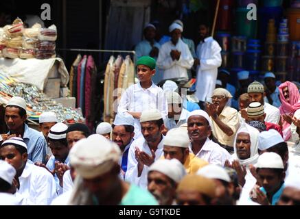 Di Allahabad, India. 01 Luglio, 2016. Offerta musulmana la preghiera "Alwida ki Namaz' in occasione dello scorso venerdì del santo mese di digiuno del Ramadan in allahabad su 01-07-2016. foto di prabhat kumar verma Credito: Prabhat Kumar Verma/Pacific Press/Alamy Live News Foto Stock