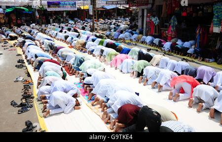 Di Allahabad, India. 01 Luglio, 2016. Offerta musulmana la preghiera "Alwida ki Namaz' in occasione dello scorso venerdì del santo mese di digiuno del Ramadan in allahabad su 01-07-2016. foto di prabhat kumar verma Credito: Prabhat Kumar Verma/Pacific Press/Alamy Live News Foto Stock