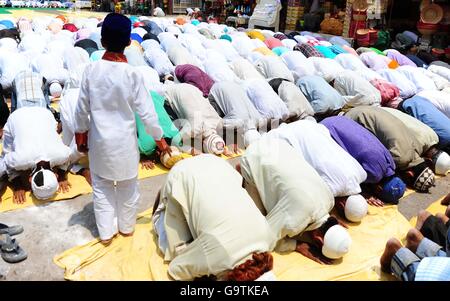 Di Allahabad, India. 01 Luglio, 2016. Offerta musulmana la preghiera "Alwida ki Namaz' in occasione dello scorso venerdì del santo mese di digiuno del Ramadan in allahabad su 01-07-2016. foto di prabhat kumar verma Credito: Prabhat Kumar Verma/Pacific Press/Alamy Live News Foto Stock