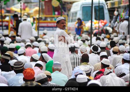 Di Allahabad, India. 01 Luglio, 2016. Offerta musulmana la preghiera "Alwida ki Namaz' in occasione dello scorso venerdì del santo mese di digiuno del Ramadan in allahabad su 01-07-2016. foto di prabhat kumar verma Credito: Prabhat Kumar Verma/Pacific Press/Alamy Live News Foto Stock