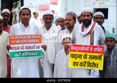 Di Allahabad, India. 01 Luglio, 2016. Tenere musulmani protestare contro la voce di chineze dopo offrono la preghiera "Alwida ki Namaz' in occasione dello scorso venerdì del santo mese di digiuno del Ramadan in allahabad su 01-07-2016. foto di prabhat kumar verma Credito: Prabhat Kumar Verma/Pacific Press/Alamy Live News Foto Stock