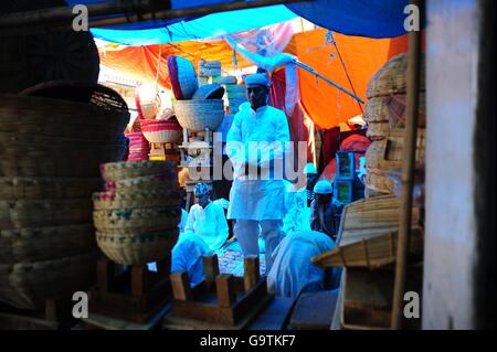 Di Allahabad, India. 01 Luglio, 2016. Offerta musulmana la preghiera "Alwida ki Namaz' in occasione dello scorso venerdì del santo mese di digiuno del Ramadan in allahabad su 01-07-2016. foto di prabhat kumar verma Credito: Prabhat Kumar Verma/Pacific Press/Alamy Live News Foto Stock