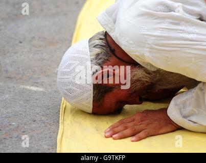 Di Allahabad, India. 01 Luglio, 2016. Offerta musulmana la preghiera "Alwida ki Namaz' in occasione dello scorso venerdì del santo mese di digiuno del Ramadan in allahabad su 01-07-2016. foto di prabhat kumar verma Credito: Prabhat Kumar Verma/Pacific Press/Alamy Live News Foto Stock