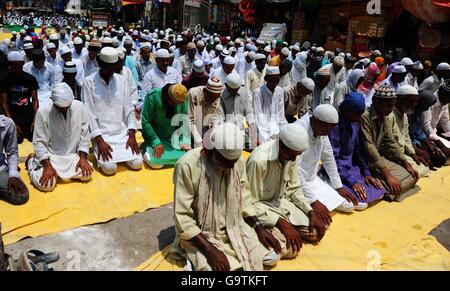 Di Allahabad, India. 01 Luglio, 2016. Offerta musulmana la preghiera "Alwida ki Namaz' in una strada in occasione dell ultimo venerdì del santo mese di digiuno del Ramadan presso la vecchia città di allahabad su 01-07-2016. foto di prabhat kumar verma Credito: Prabhat Kumar Verma/Pacific Press/Alamy Live News Foto Stock