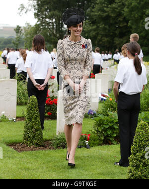 La Duchessa di Cambridge soddisfa britannica e francese a scuola i bambini dalla guerra graves, durante la commemorazione del centenario della Battaglia delle Somme presso la Commissione delle tombe di guerra del Commonwealth Thiepval Memorial in Thiepval, Francia, dove 70.000 British and Commonwealth soldati con noto alcun grave sono commemorati. Foto Stock