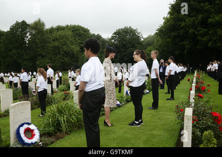 La Duchessa di Cambridge soddisfa britannica e francese a scuola i bambini dalla guerra graves, durante la commemorazione del centenario della Battaglia delle Somme presso la Commissione delle tombe di guerra del Commonwealth Thiepval Memorial in Thiepval, Francia, dove 70.000 British and Commonwealth soldati con noto alcun grave sono commemorati. Foto Stock