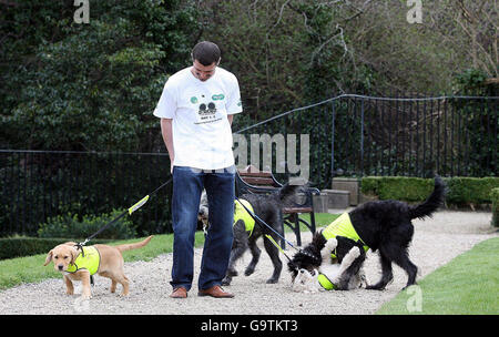 L'ex calciatore della Repubblica d'Irlanda e del Manchester United Roy Keane lancia la campagna di raccolta fondi Irish Guide Dogs for the Blind's 2007 al Radisson SAS St Helen's Hotel, Dublino, Irlanda. Nella foto aiutiamo Keane a lanciare la campagna e Neva (Labradour di 3 mesi), Yeats (Labdoodle di 10 mesi), Yogi e Ocean. Foto Stock