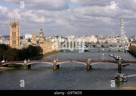 Una vista lungo il Tamigi e il Parlamento a Westminster, nel centro di Londra. Foto Stock