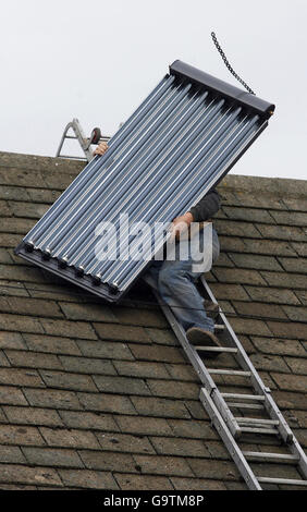 Norman Gibbon, che ha pannelli solari sul suo tetto come parte di energia rinnovabile, a Formby, Merseyside. Foto Stock