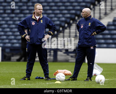 Il manager scozzese Alex McLeish (a sinistra) e Andy Watson durante una sessione di allenamento a Hampden Park, Glasgow. Foto Stock