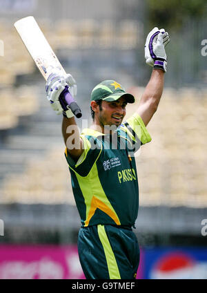 Pakistan il battitore Imran Nazir festeggia un secolo durante la partita ICC Cricket World Cup 2007 al Sabina Park, Kingston, Giamaica. Foto Stock