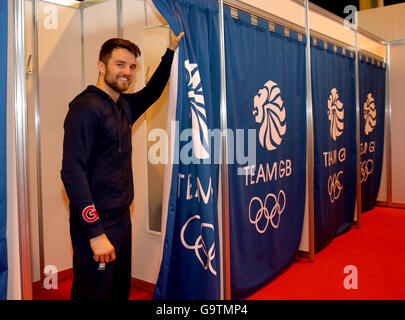 Boxer Anthony Fowler dietro le quinte durante l'arredare la sessione al NEC di Birmingham. Foto Stock