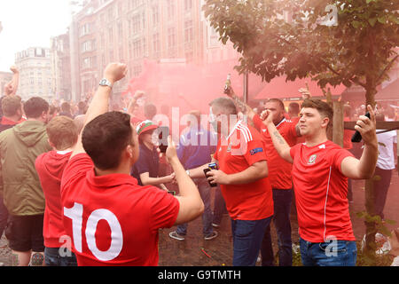 I fan del Galles immergetevi nell'atmosfera nel centro di Lilla prima di UEFA Euro 2016, quarto di partita finale allo Stade Pierre Mauroy, Lille. Foto Stock