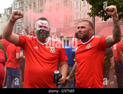 I fan del Galles immergetevi nell'atmosfera a Lille prima di UEFA Euro 2016, quarto di partita finale allo Stade Pierre Mauroy, Lille. Foto Stock