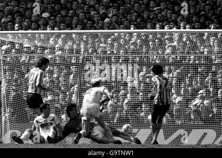 Il Dave Bennett di Coventry City (7) invia la sua squadra sulla strada per la loro prima finale di fa Cup mentre scivola il gol vincente oltre il custode del Leeds United, Marvyn Day nell'ottavo minuto di tempo extra nella semifinale di Hillsborough Foto Stock