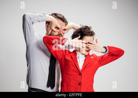 Il business donna e uomo chiudendo gli occhi Foto Stock