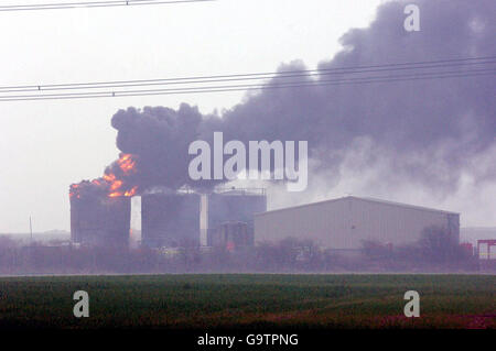 Serbatoio olio fire in Kent Foto Stock