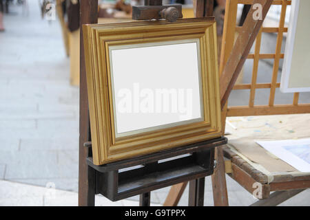 Vecchio cavalletto con una cornice dorata - mock up Foto Stock